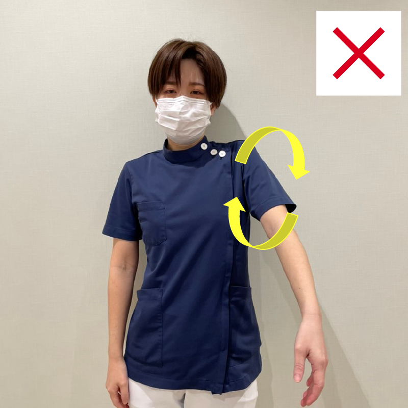 痛みを我慢して腕を回すことはやめてください。