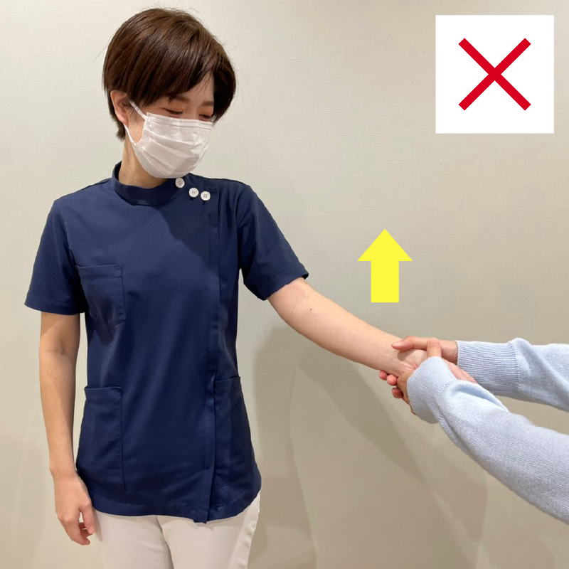 他の人が無理に腕を持ち上げようとすることはやめてください。
