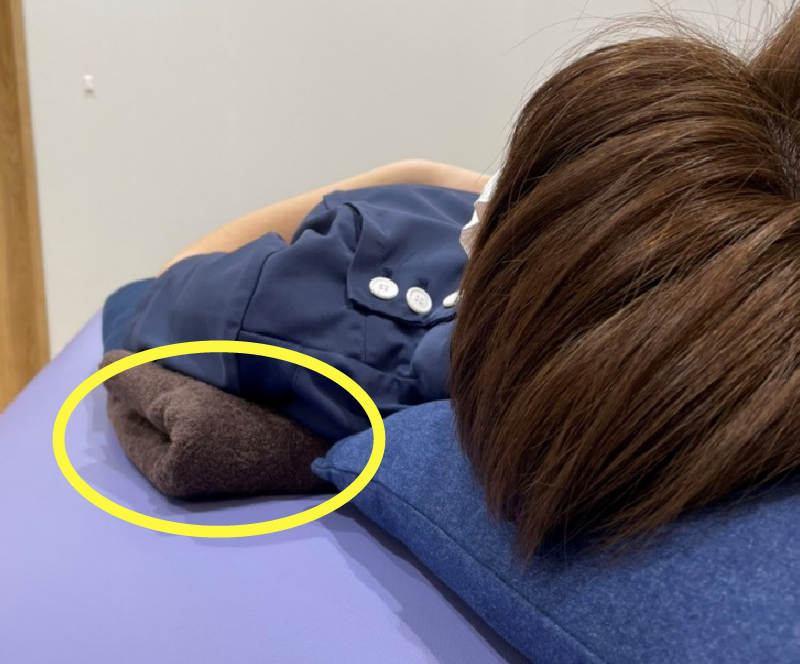 頭側からみた像。肩の下にできる空間（黄色の丸）にクッションやバスタオルを入れる。