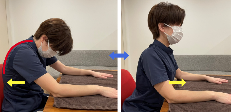 １．みぞおちを後ろに引くように背中を丸めます。２．みぞおちを前に出すように胸を張ります。