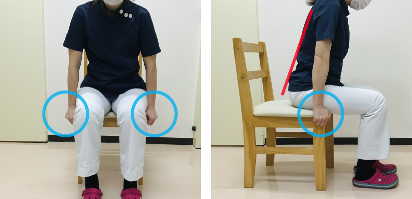 椅子に座り、座面に手を置きます（写真の青い丸）。体幹が少し前傾するような姿勢になります。