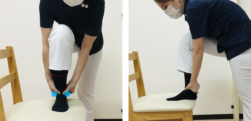 内側と外側のくるぶし（写真の青い丸）を結んだ線上の真ん中あたり（足関節の前側）に両側の親指を当てます。