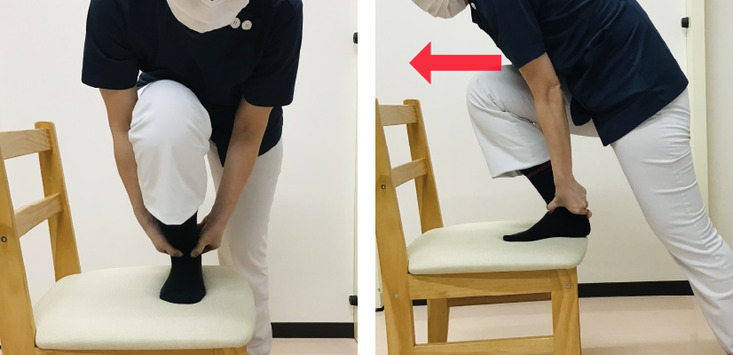 両側の親指を当てたまま、ひざを前に倒していきます（写真の赤い矢印）。