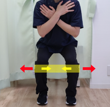 膝にチューブを巻いてのスクワット