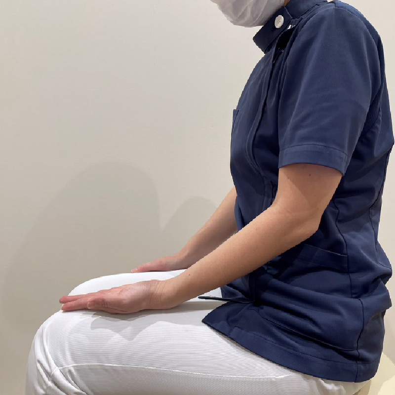 軽く肘を曲げた状態で、前腕をテーブルや太ももの上に置きます。