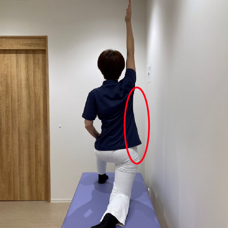 膝を床についている方の腕を上げます。
