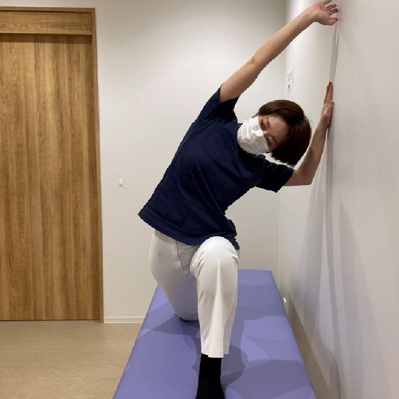 ふらつく場合は、壁などを支えながらしてください。