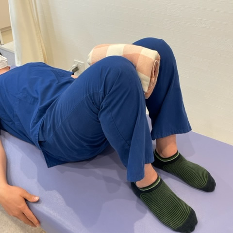 アダクタースクイーズ（両脚を閉じる検査）