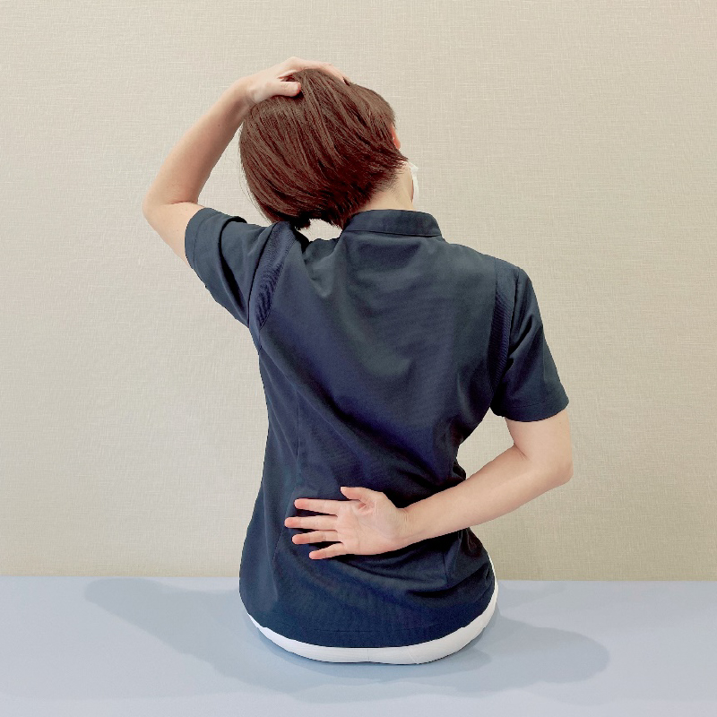 頭に置いた手でゆっくりと頭を斜め前（背中に回している手と反対方向へ）に動かします。筋肉が伸びている感じがする位置で15秒ほど伸ばしましょう。1日3回。