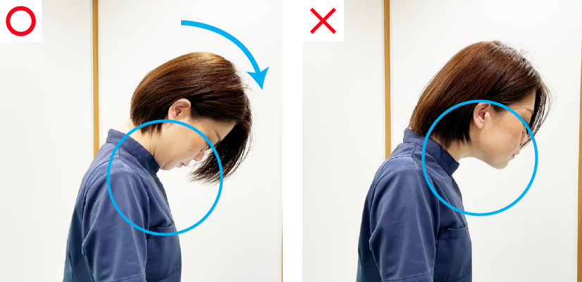 正面を向いた状態から痛みの出ない範囲でゆっくり下を向き、ゆっくり元の位置に戻します。この時、あごを首に近づけるように動かします。あごが前にでないように注意してください。
