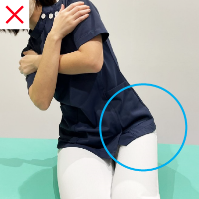 体を倒した時に、座面からお尻が浮かないように注意してください。