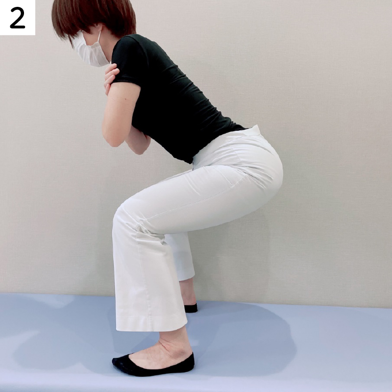 股関節と膝関節を曲げていきます。後ろに椅子があるのをイメージして、その椅子に座るような感じでお尻を下げていきます。
