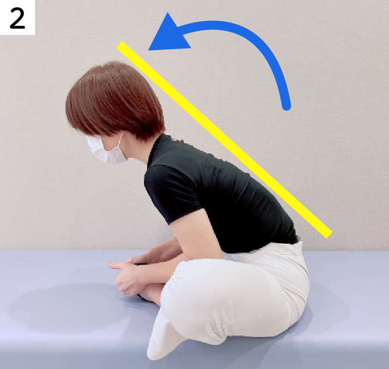 体を前に倒します。