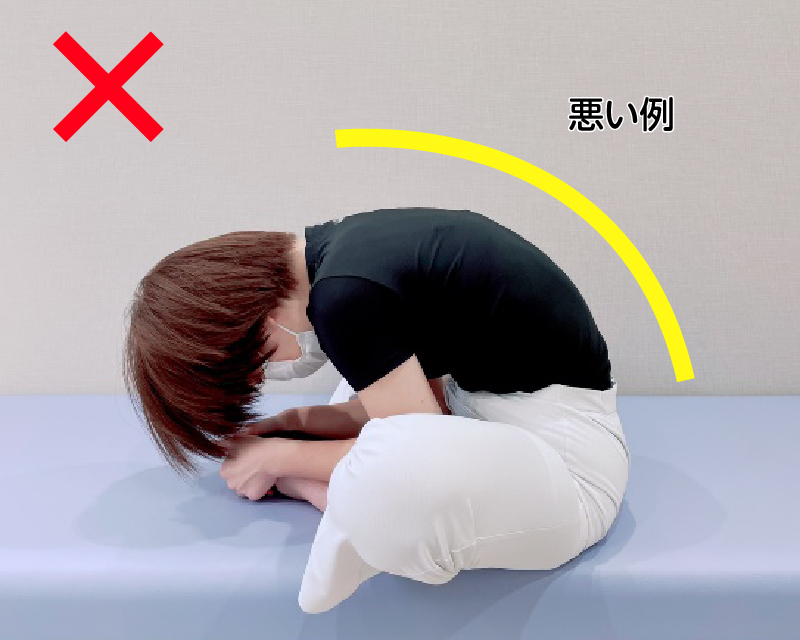 背中が丸くならないように気をつけます。