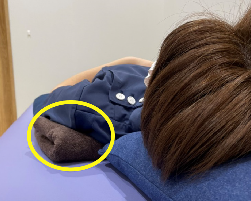 頭側からみた像。肩の下にできる空間（黄色の丸）にクッションやバスタオルを入れる。