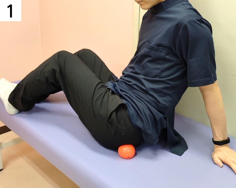 おしりにボールを当てます。