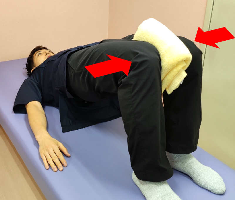 膝に柔らかいボールやクッションなどを挟みながらやると、おしりの内側に力が入りやすいです。
