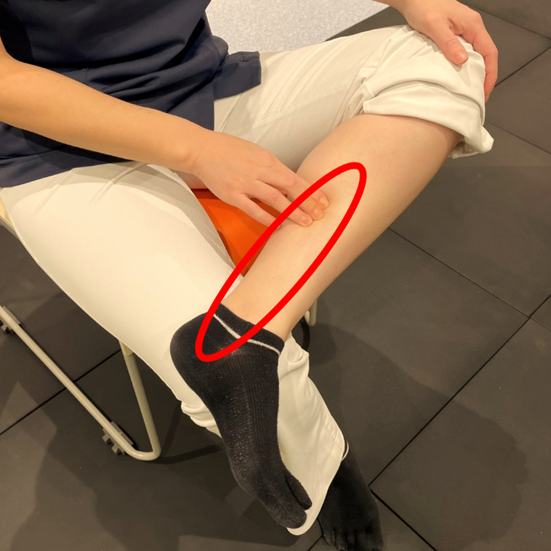 スネの内側のマッサージ