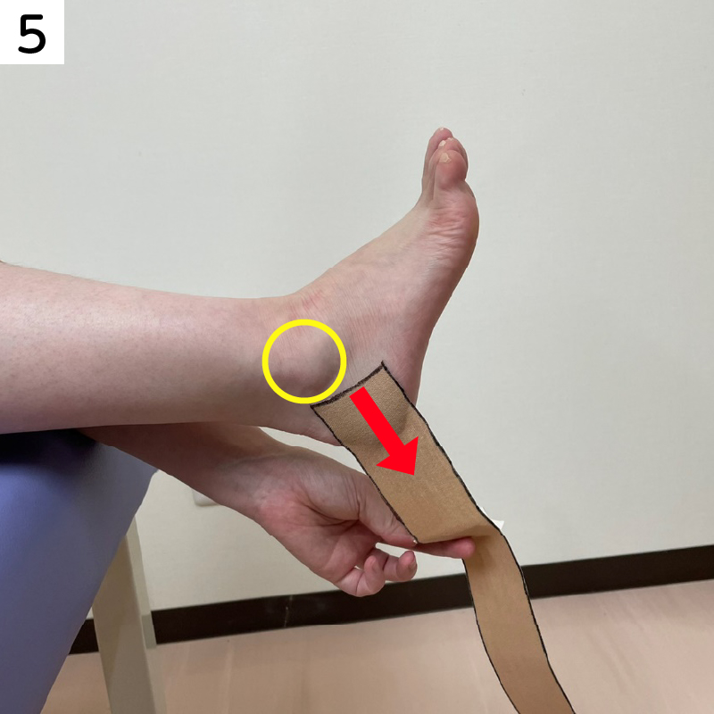 次に外側のくるぶし（黄色の丸部分）の少し下から踵に向かって斜めに貼ります。