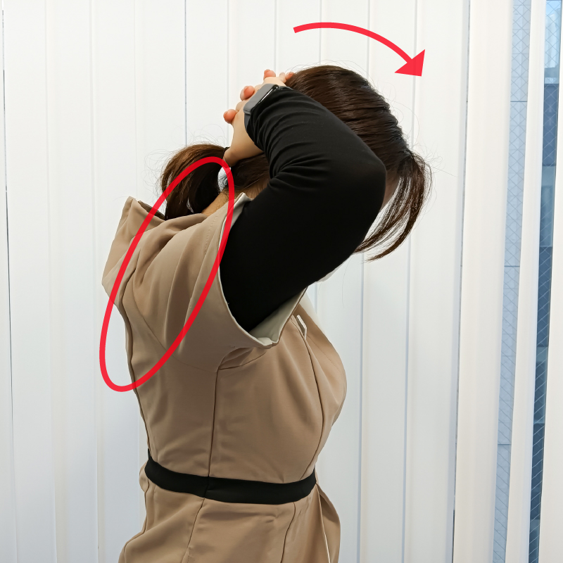 あごを引くようにゆっくりと頭を前に倒していきます。そうすると、首の後ろから背中の筋肉が伸びて張ってきます。その状態で、15秒伸ばします。