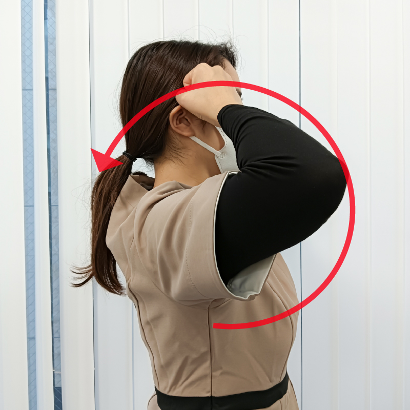 肩を中心に前から後ろへ上着を脱ぐような感じで痛みのない範囲でできるだけ大きくゆっくり5回まわします。