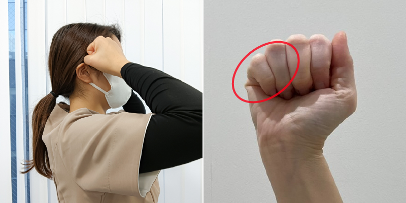 両手の指の第2関節を曲げてグーの形にします。薬指と小指の第2関節を耳の上に当てます。