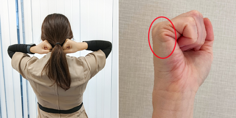 両手をグーの形にします。小指の第3関節を後頭部の耳の下、頭蓋骨の下の端あたりに当てます。