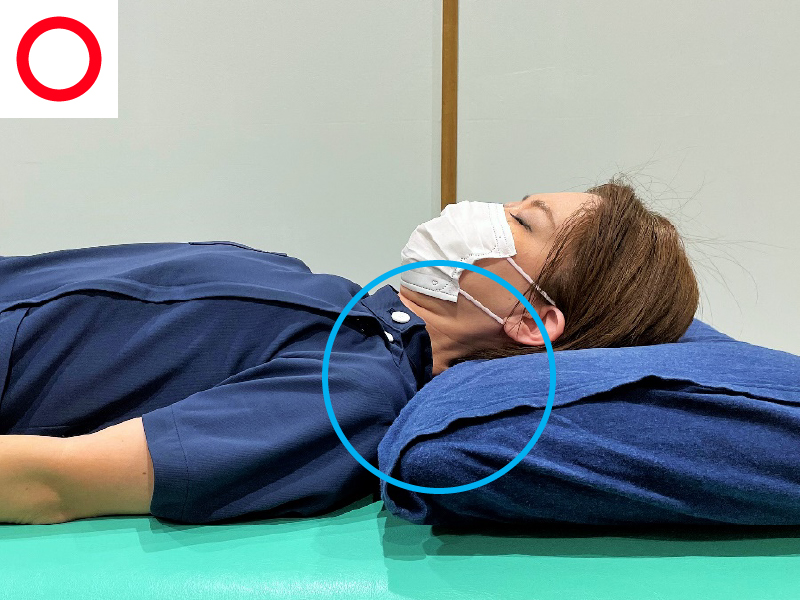 頭だけを枕に乗せるのではなく、首の下にできる空間も埋めるようにすると過剰な緊張状態を防ぐことができます。