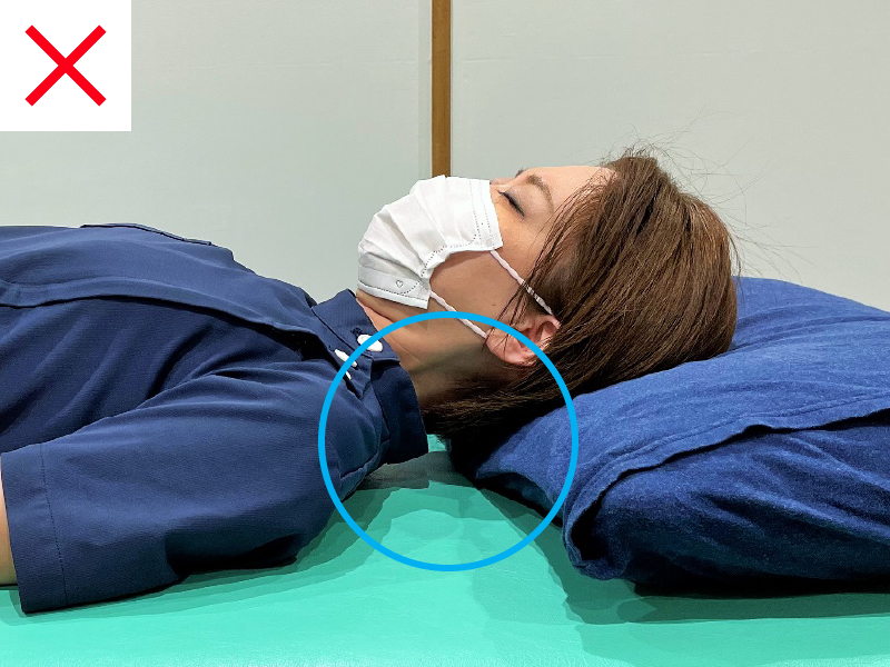 首の下に空間があると、首や肩周りの筋肉が過剰な緊張状態になりやすいです。