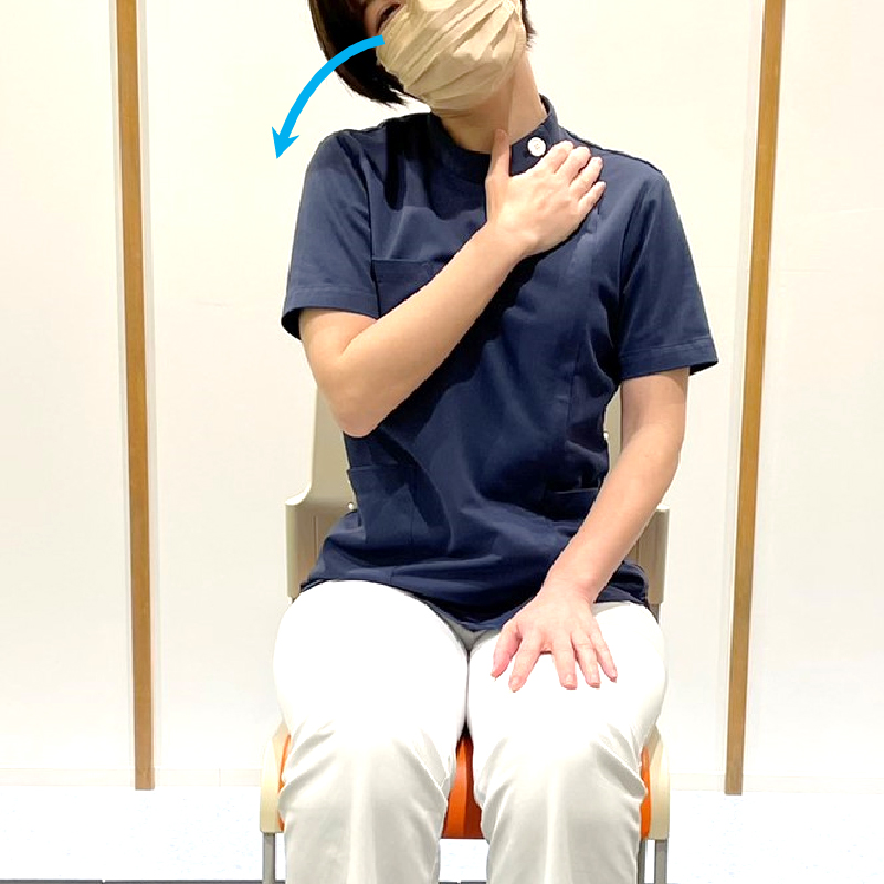 痛みのない側へ首を横に倒します。
